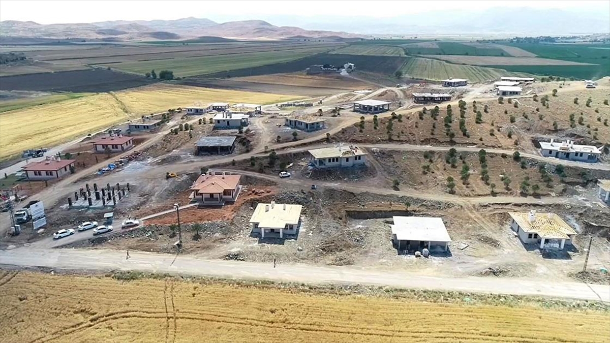 Kahramanmaraş'ın Türkoğlu İlçesinde Köy Tipi Afet Konutlarının Yapımı Sürüyor
