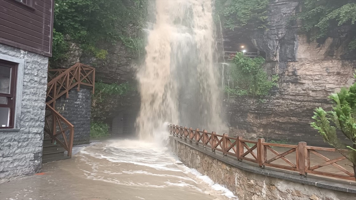 Trabzon Çal Mağarası'na Giriş, Debisi Yükselen Şelale Nedeniyle Kapatıldı