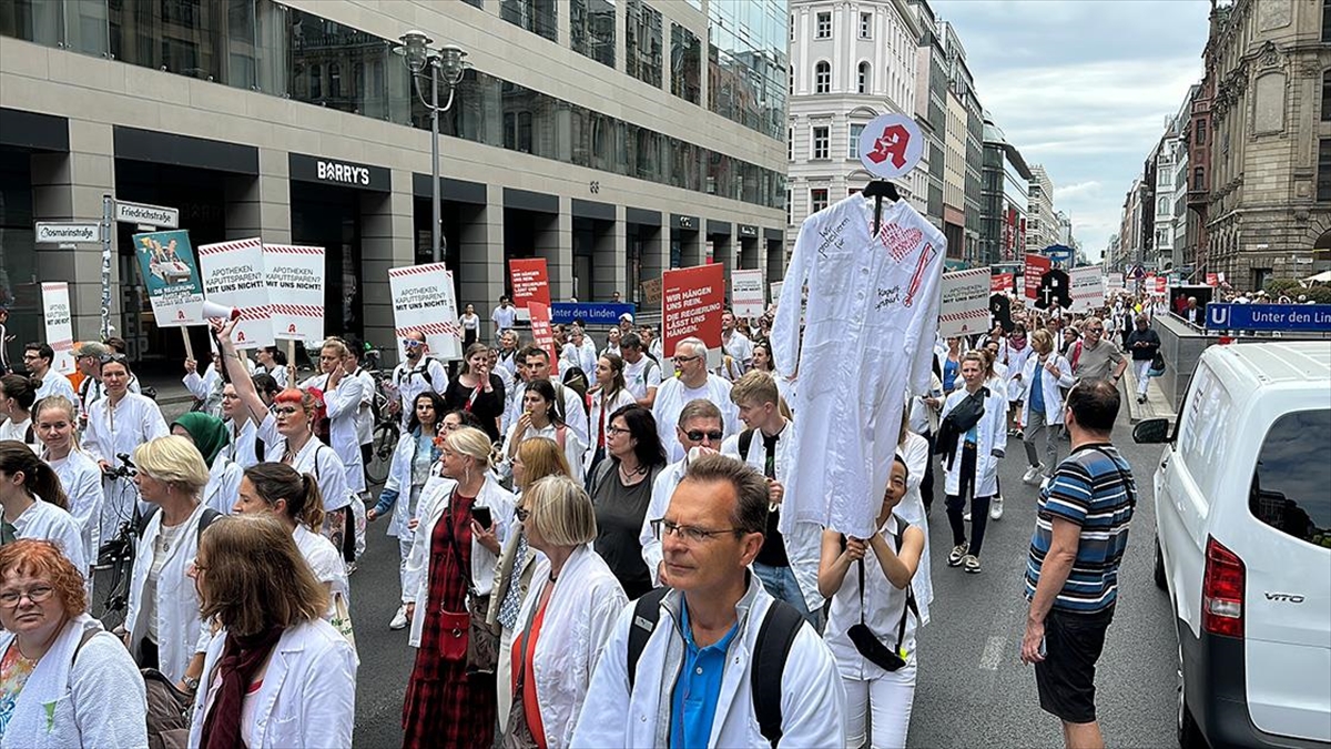 Almanya’da Eczacılar Ücret Artışı Ve Bürokrasinin Azaltılması İçin Gösteri Yaptı