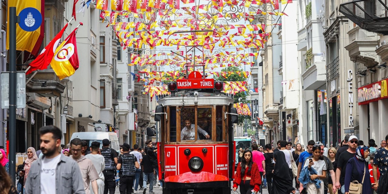 Şampiyon Galatasaray'ın Bayrakları İstiklal Caddesi'ne Asıldı