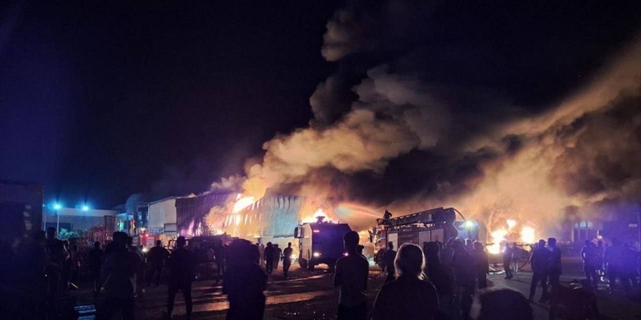 Mersin'de Plastik Kasa Fabrikasında Çıkan Yangına Müdahale Ediliyor