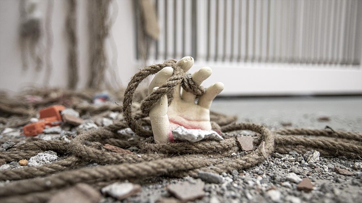 Depremin Hissettirdiklerini Sanatıyla Anlattı