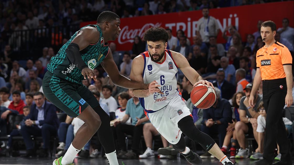 Pınar Karşıyaka, Play-off Finali Üçüncü Maçında Anadolu Efes'i Konuk Edecek
