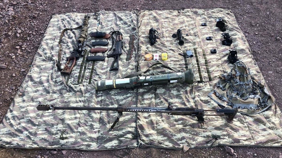 Pençe-kilit Ve Hakurk Bölgelerinde Çok Sayıda Silah Ve Mühimmat Ele Geçirildi