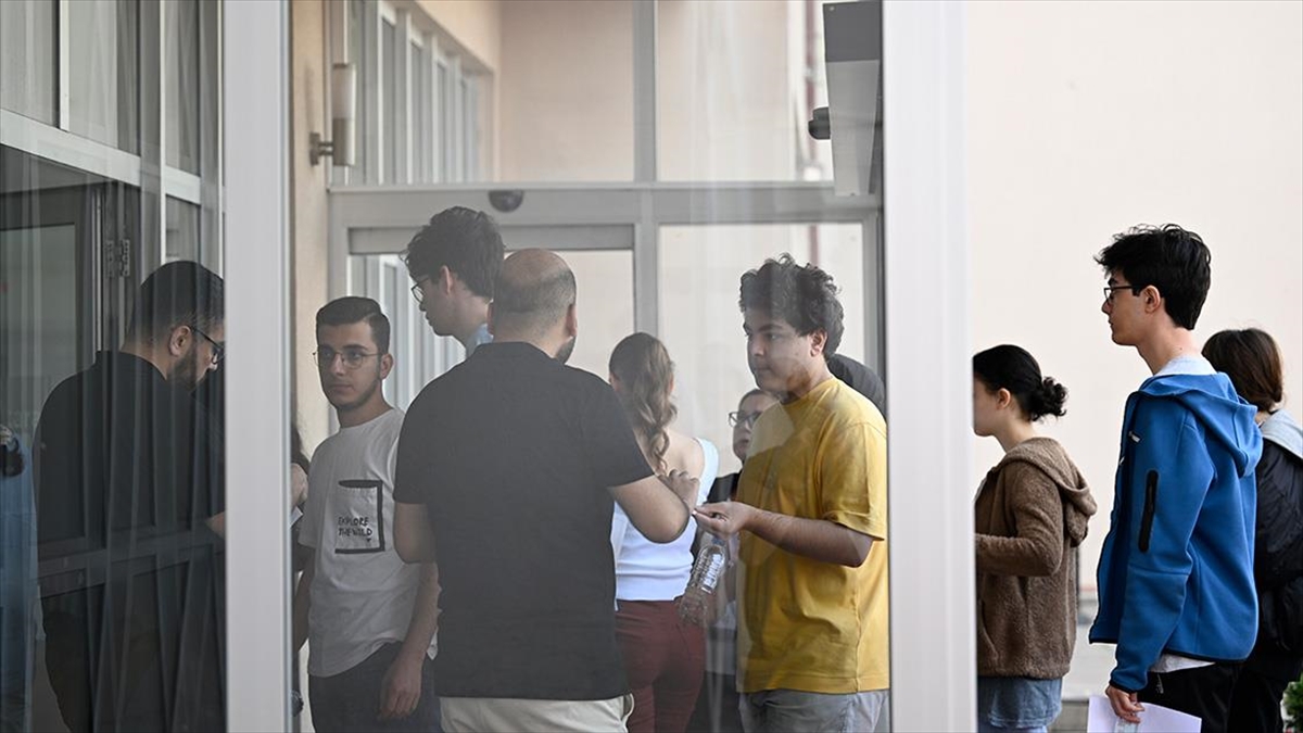 Yks'nin İlk Oturumu Temel Yeterlilik Testi Başladı