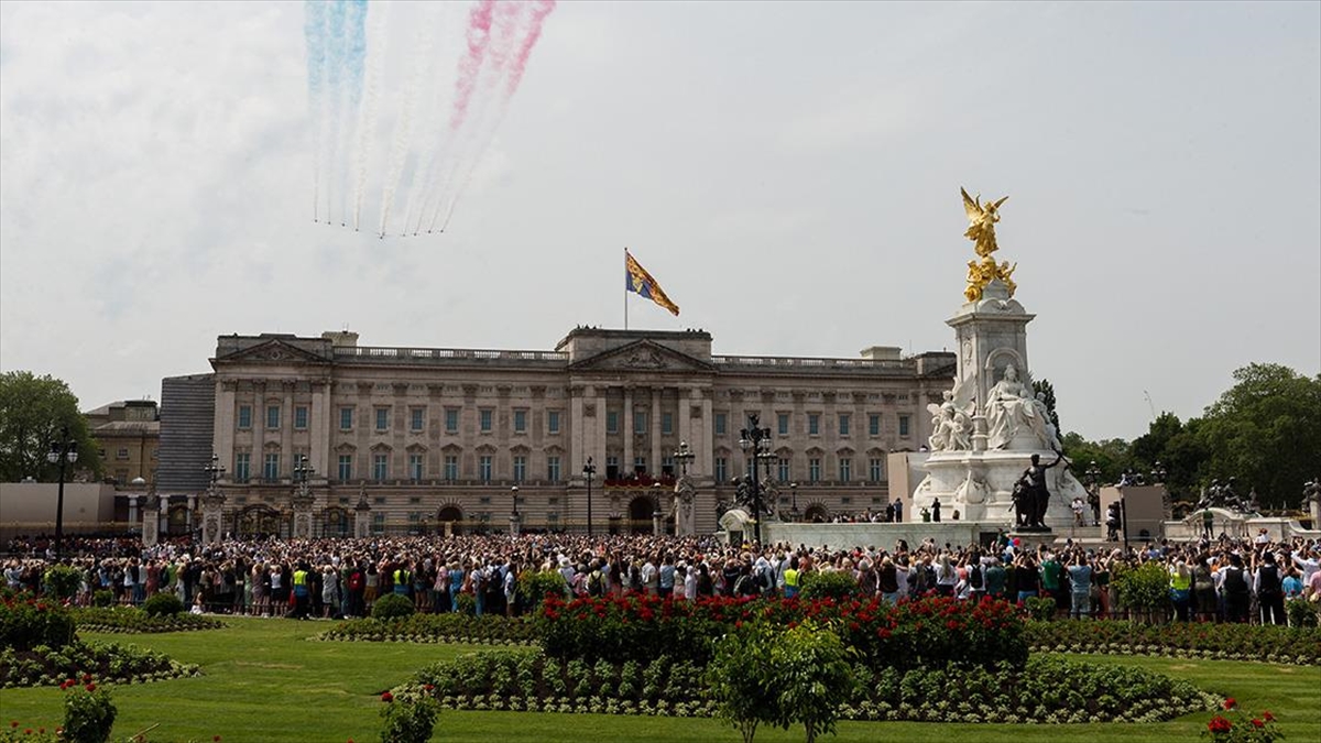 İngiltere Kralı 3. Charles'ın Hükümdar Olarak İlk Resmi Doğum Günü Kutlanıyor
