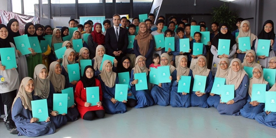 Malezya'da Seçmeli Türk Okçuluğu Dersi Öğrencileri Sertifikalarını Aldı