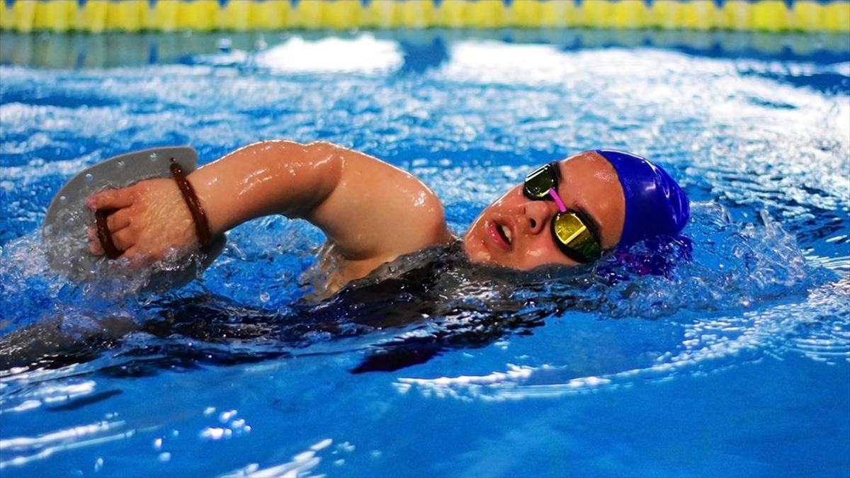Şampiyon Paralimpik Yüzücü Elif Naz Babasının Desteğiyle Başarıya Kulaç Atıyor