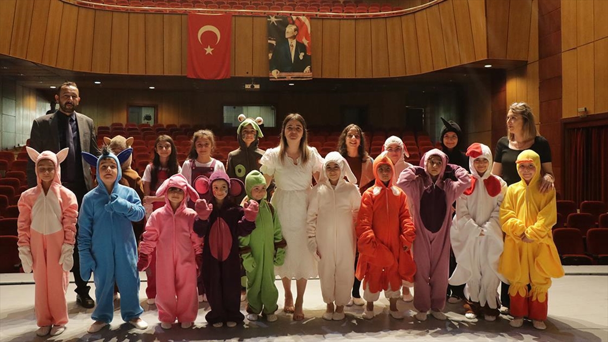 Kayseri'de Şehit Ve Gazi Çocuklarından Oluşan Tiyatro Ekibi İlk Oyunlarına Hazırlanıyor