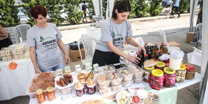 Mersin'de Dayanışma Stantları Depremzede Esnafı Müşterilerle Buluşturuyor