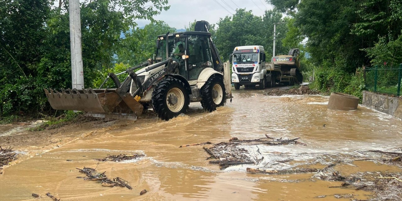 Düzce'de Sağanak Sonrası Dere Taştı, Köy Yolu Kapandı