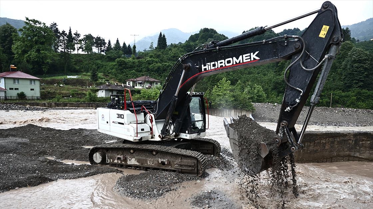 Düzce'de Sağanağın Hasar Verdiği Yol Ve Köprüler Onarılıyor