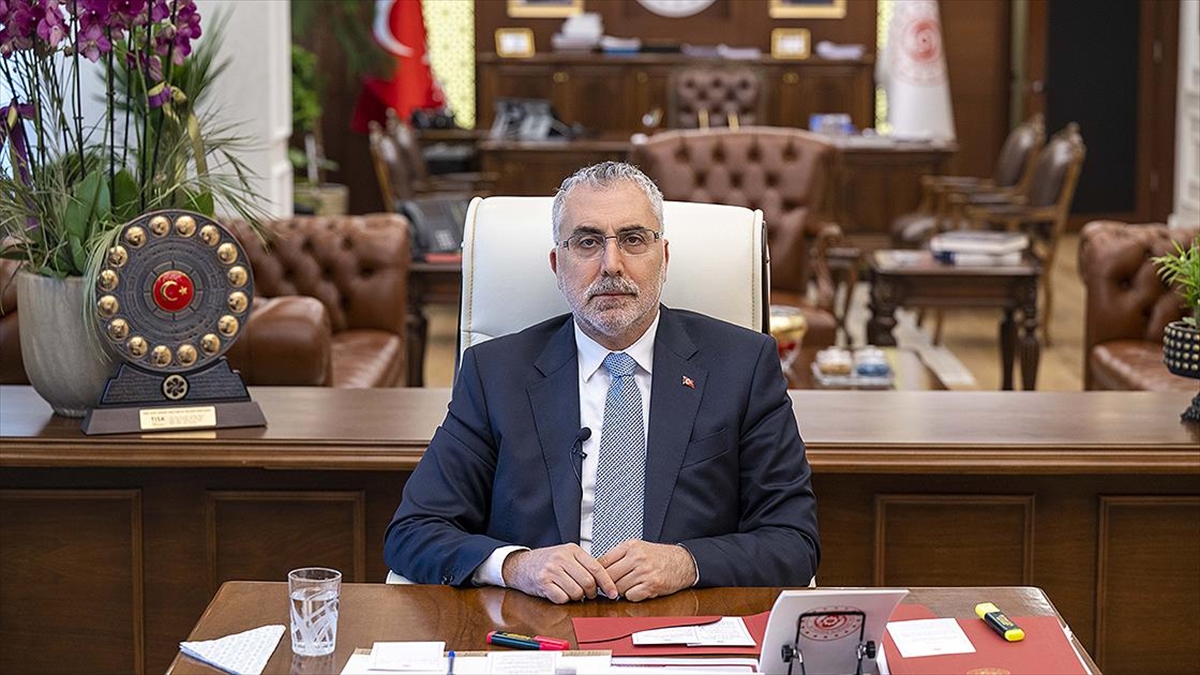 Bakan Işıkhan: Asgari Ücreti Belirlerken Çalışanları Enflasyona Ezdirmeme İlkesini Sürdürdük