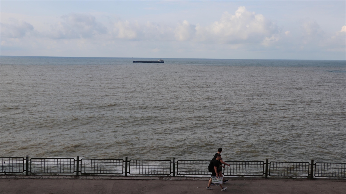 Zonguldak'ta Sağanağın Ardından Denizin Rengi Kahverengiye Döndü