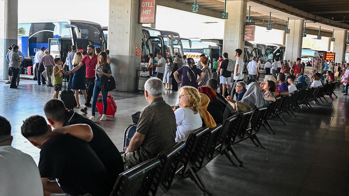 İzmir'de Otobüs Terminalinde Bayram Hareketliliği Erken Başladı