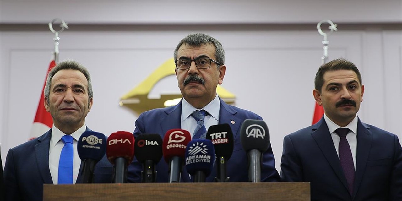 Bakan Tekin: Depremlerden Etkilenen İllerdeki Öğretmenlerin Konaklama İhtiyacını Gidereceğiz