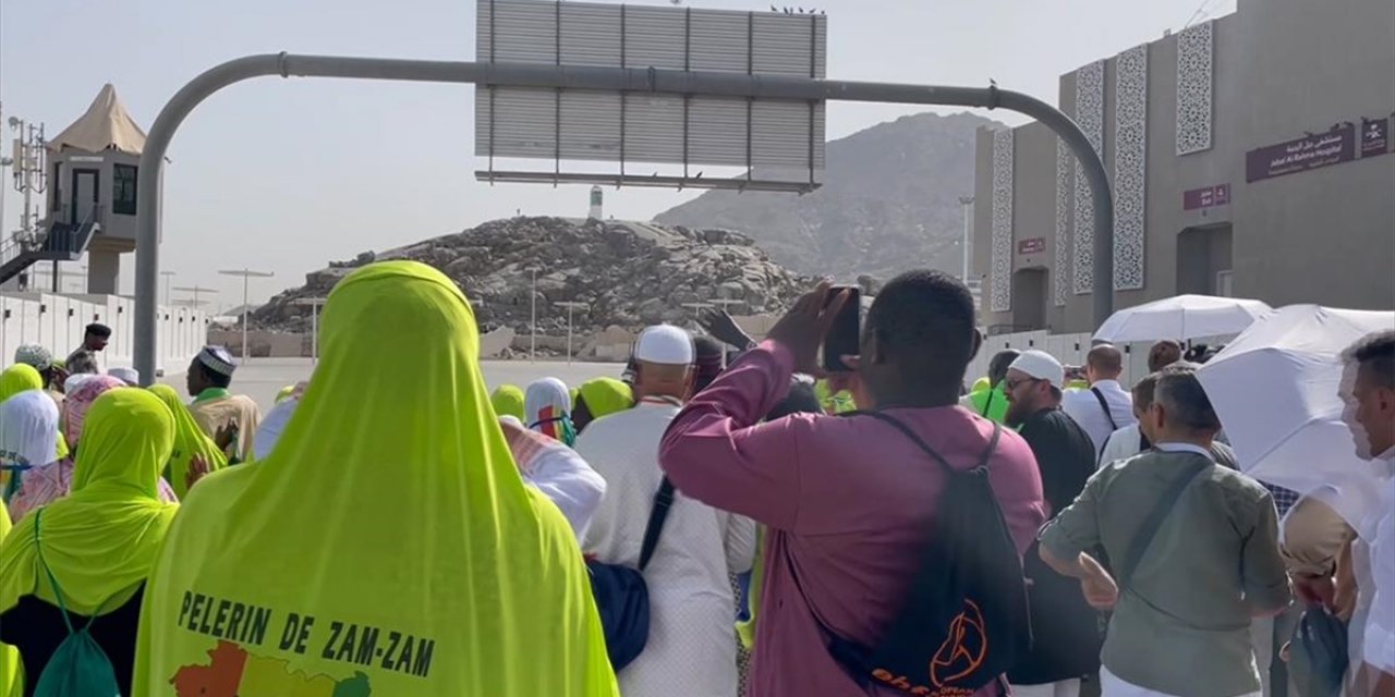 Hacı Adaylarının İlk Tövbenin Kabul Edildiği Cebel-i Rahme'ye Ziyaretleri Sürüyor