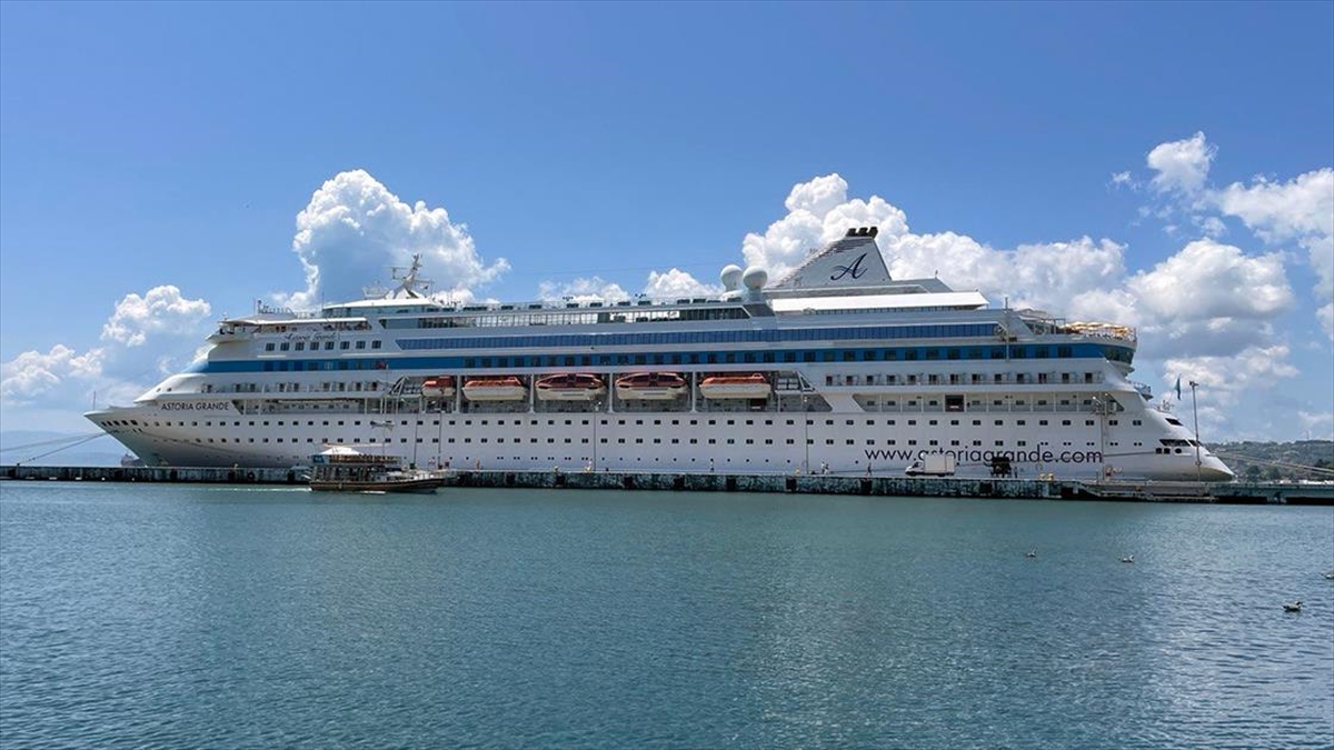 Panama Bandıralı Kruvaziyer "astoria Grande" 741 Yolcusuyla Sinop'a Geldi
