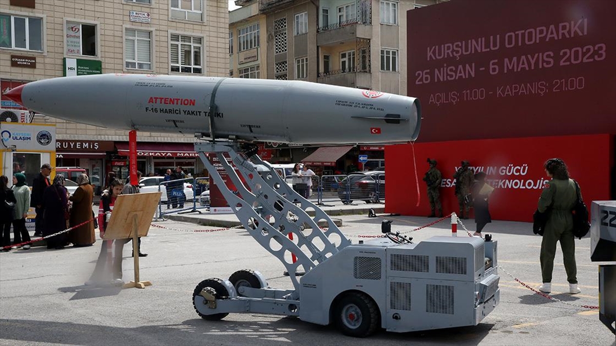 Tsk'nın Savaş Uçaklarına Mühimmat "seyit Onbaşı" İle Yükleniyor