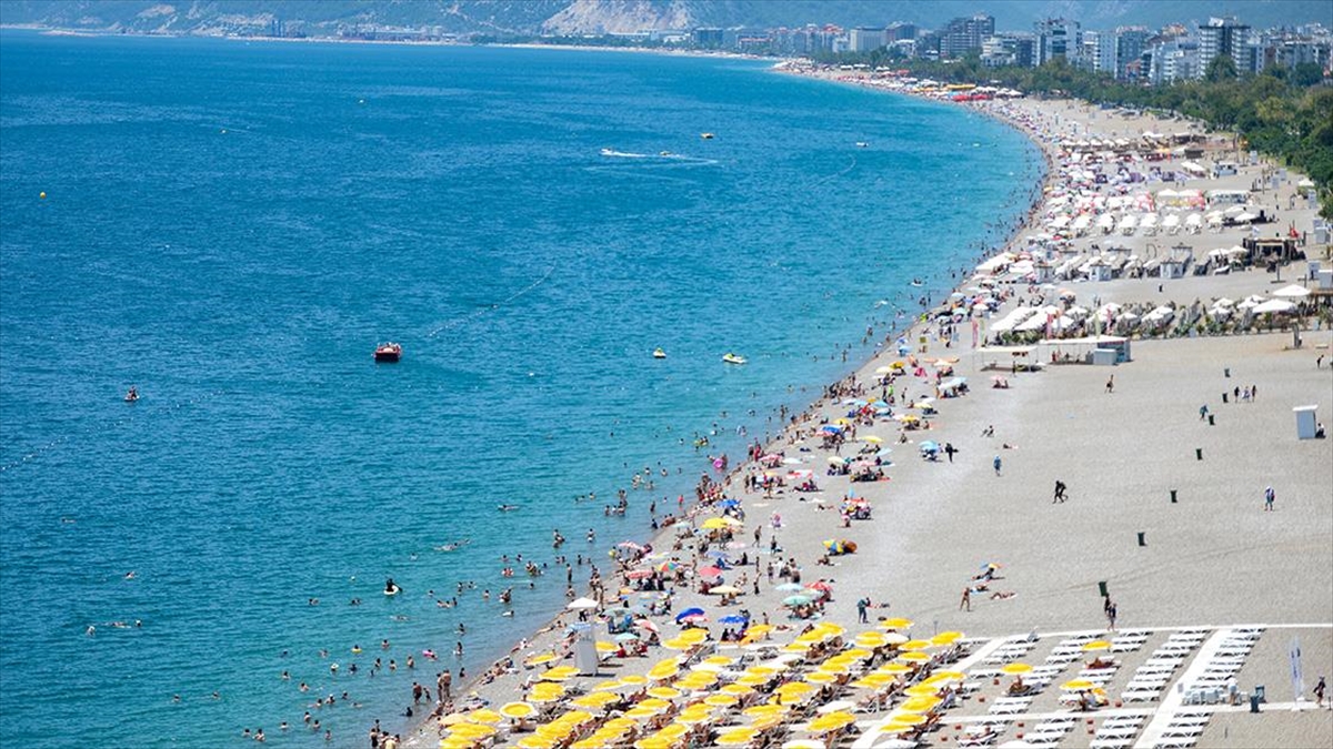 Antalya Sahillerinde Bayram Öncesi Yoğunluk Yaşanıyor
