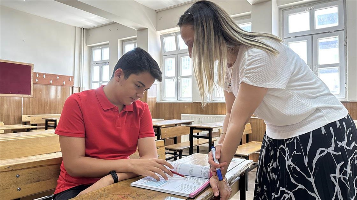 Depremzede Öğrenci, Zor Şartlarda Hazırlandığı Lgs Sınavından Tam Puan Aldı