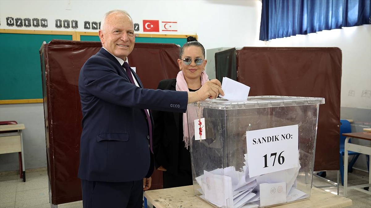 Kktc'de Seçmenler Ara Seçim İçin Sandık Başında