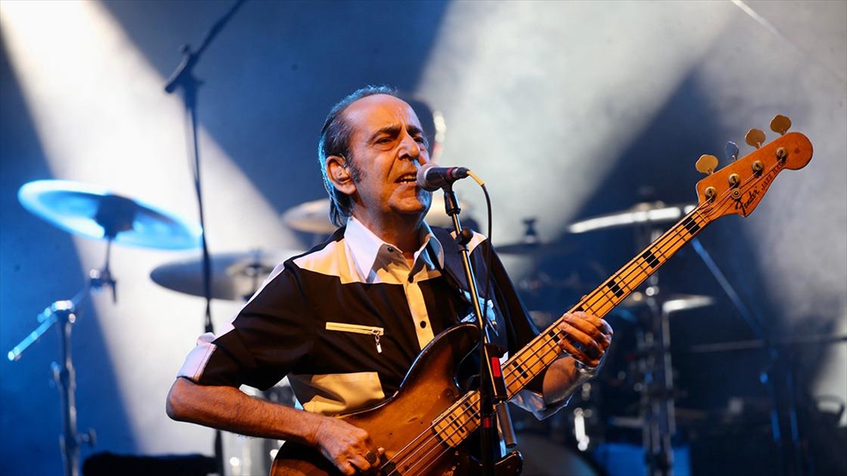 Sağlık Bakanı Koca'dan Sanatçı Özkan Uğur'un Sağlık Durumuna İlişkin Açıklama Yaptı