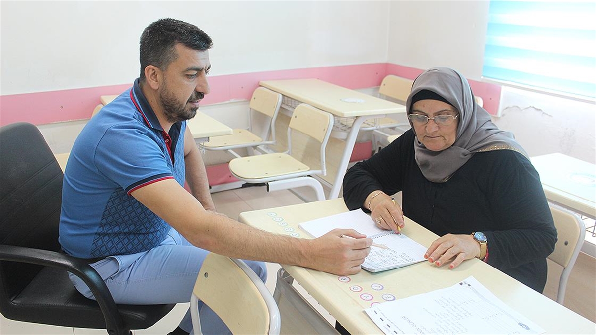 Komşusunun Tavsiyesiyle Gittiği Kursta 65 Yaşında Okuma Yazma Öğrendi