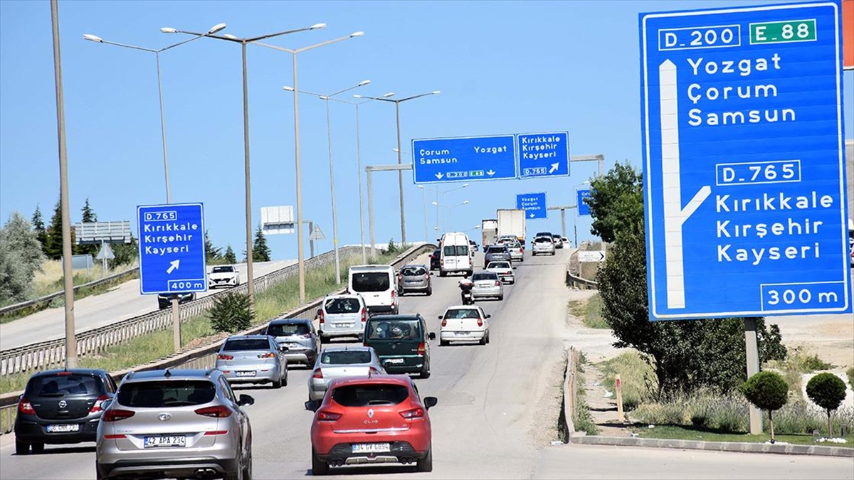 "Kilit Kavşak" Kırıkkale'de Bayram Öncesi Trafik Yoğunluğu Sürüyor