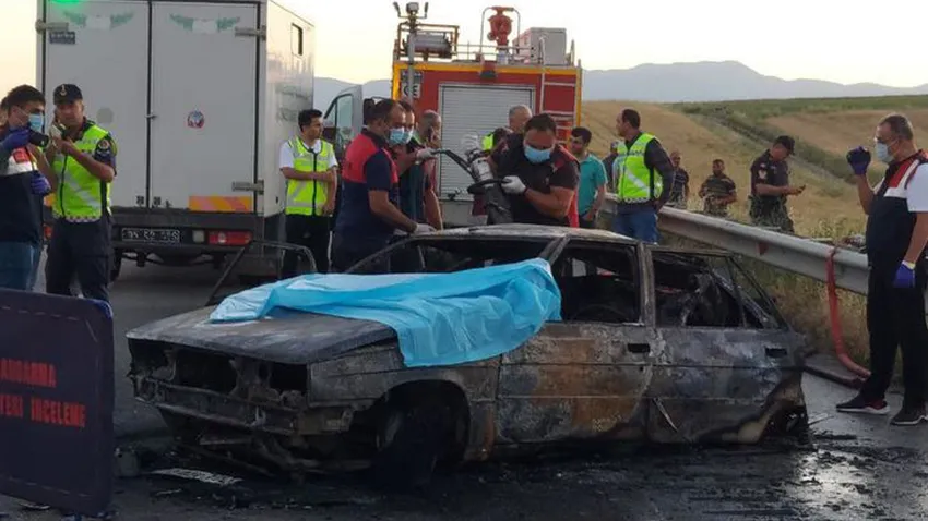 Araç tamamen kül oldu: 3 kişi yanarak can verdi