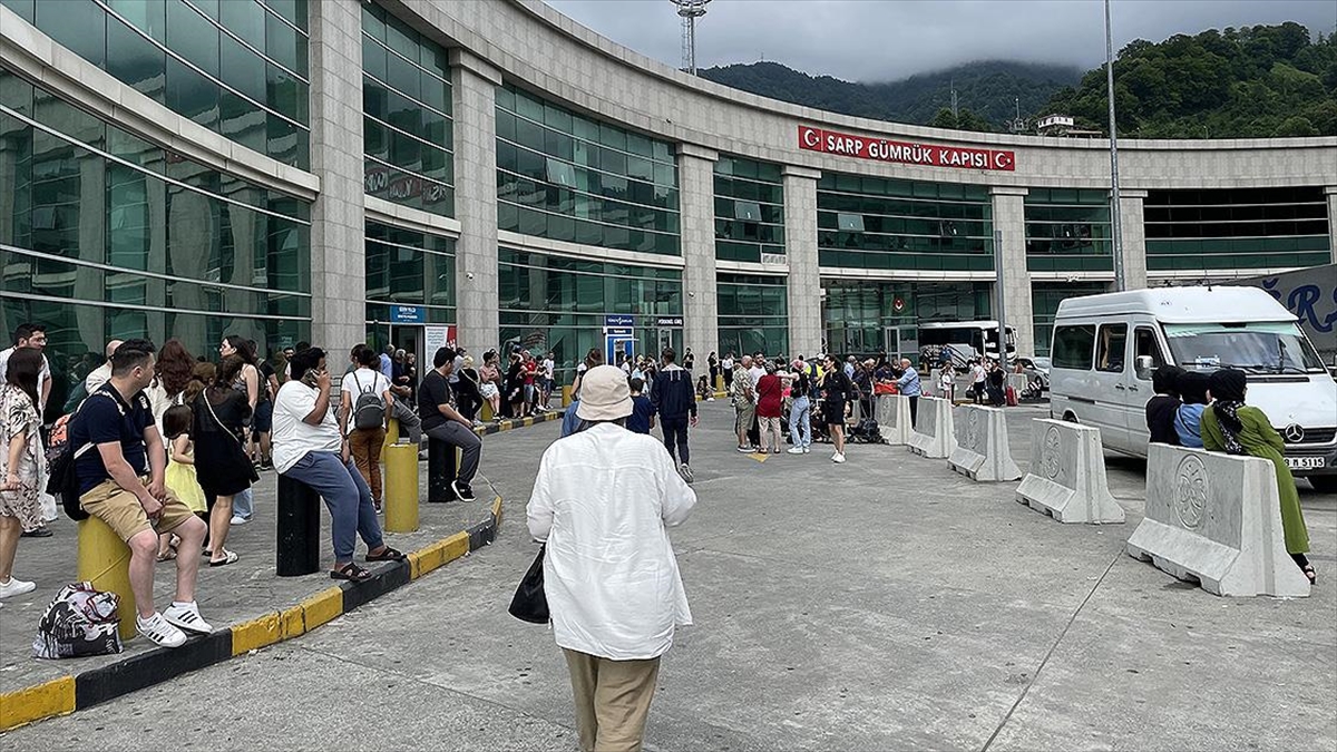 Sarp Sınır Kapısı'nda Bayram Tatili Yoğunluğu Yaşanıyor