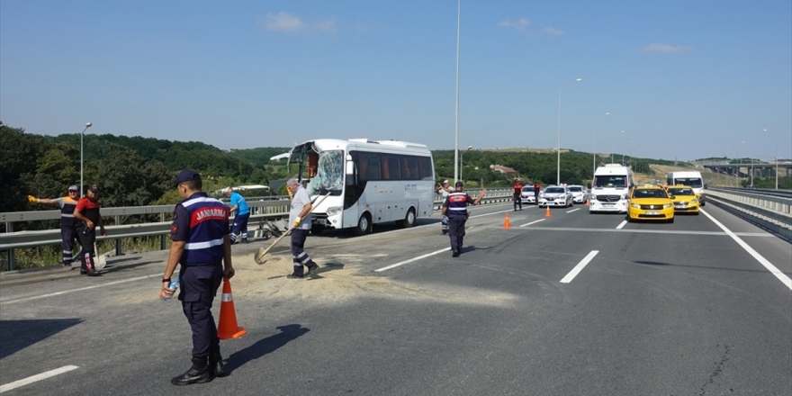 İstanbul'da Servis Aracıyla Otobüs Çarpıştı: 12 Yaralı