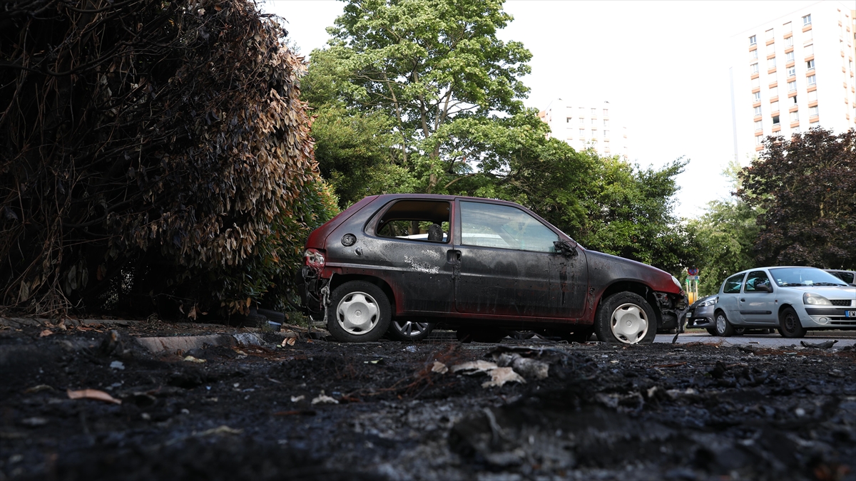 Fransa'da Polis Kurşunuyla Öldürülen Gencin Doğduğu Banliyödekiler Irkçılıktan Şikayetçi