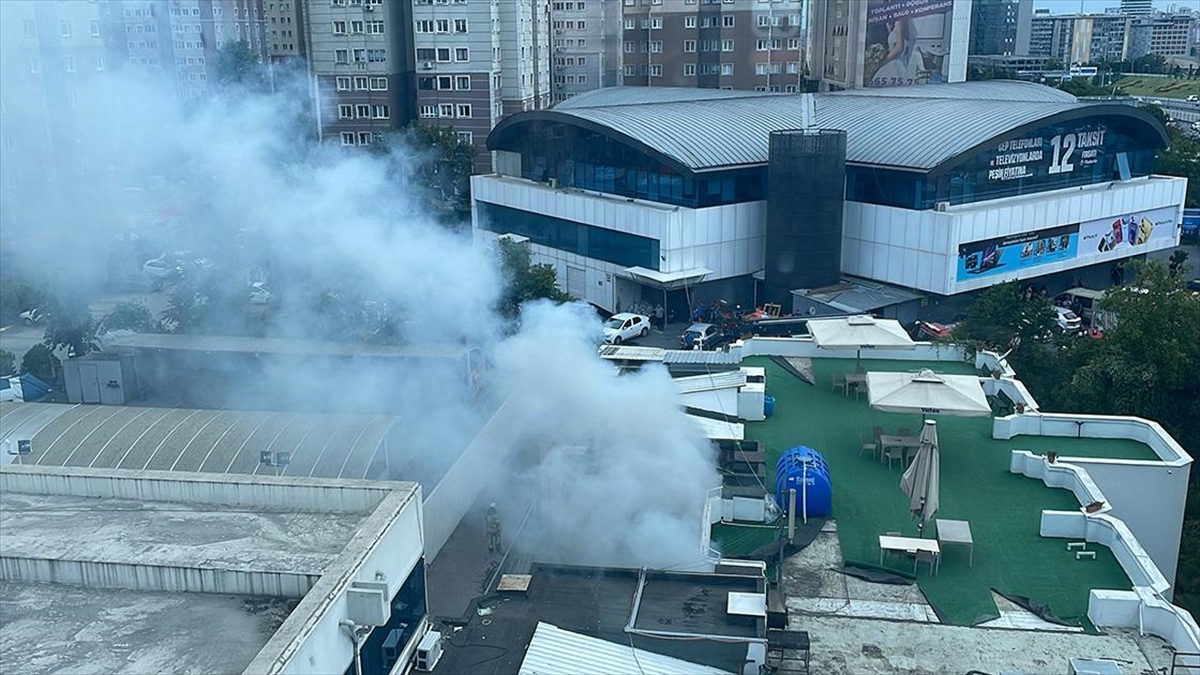 Zeytinburnu'nda Teknoloji Mağazasının Deposunda Çıkan Yangın Söndürüldü