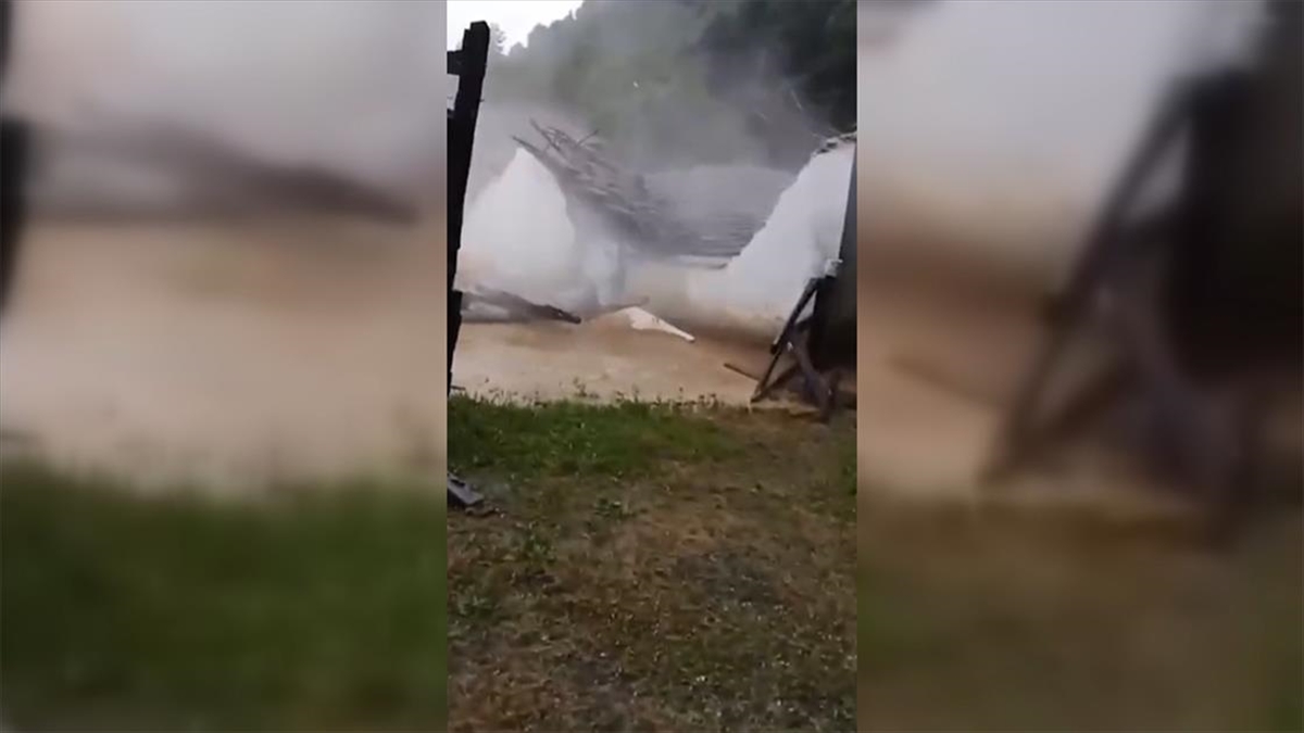 Düzce'de Sel Nedeniyle Tek Katlı Ev Yıkıldı