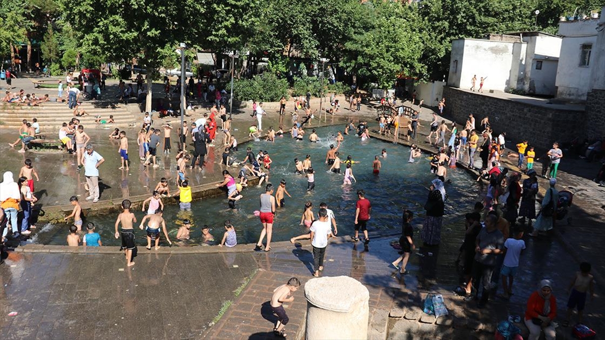 Diyarbakır'da 40 Dereceyi Aşan Sıcak Hava Bunaltıyor