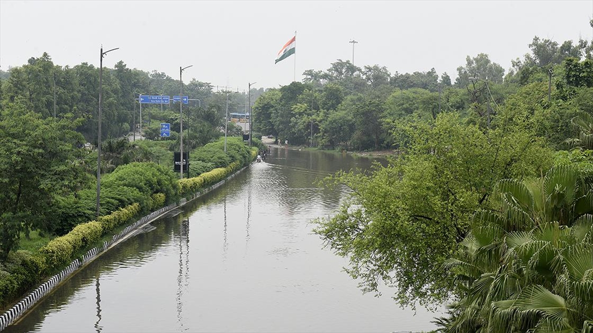 Hindistan'da Şiddetli Yağış Uyarısı Verildi