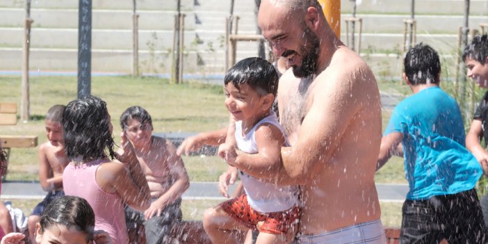 AYDINLI ÇOCUKLAR SICAKLARDA SERİNLEMENİN EN GÜZEL YOLUNU BULDU
