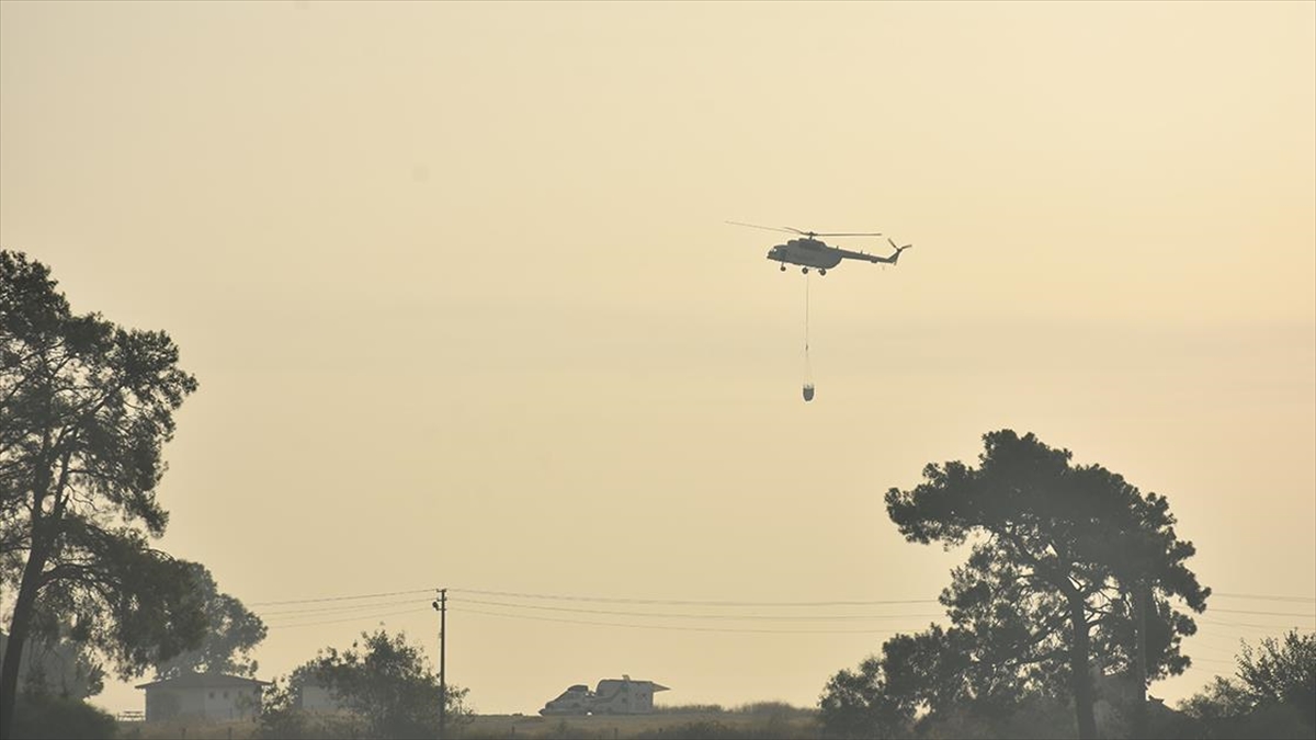 Antalya'nın Kemer İlçesindeki Orman Yangınına Müdahale Sürüyor