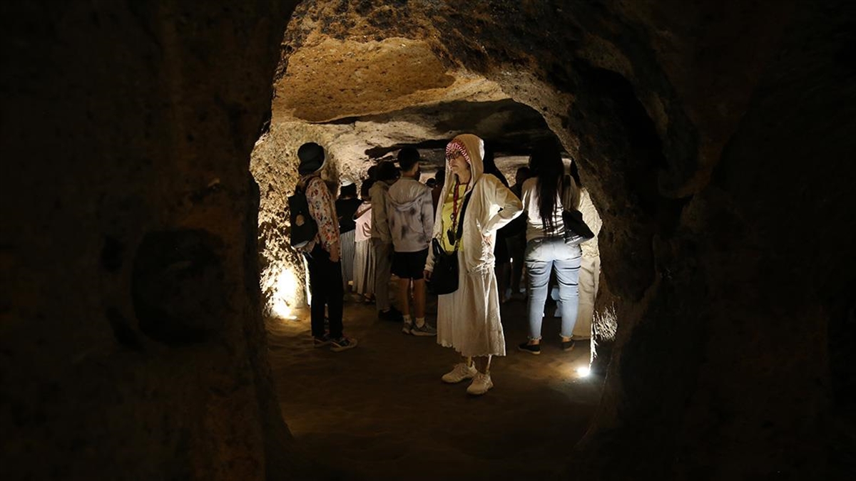 Kapadokya'da Turistler Aşırı Sıcaklar Nedeniyle Rotalarını Yer Altı Şehrine Çevirdi