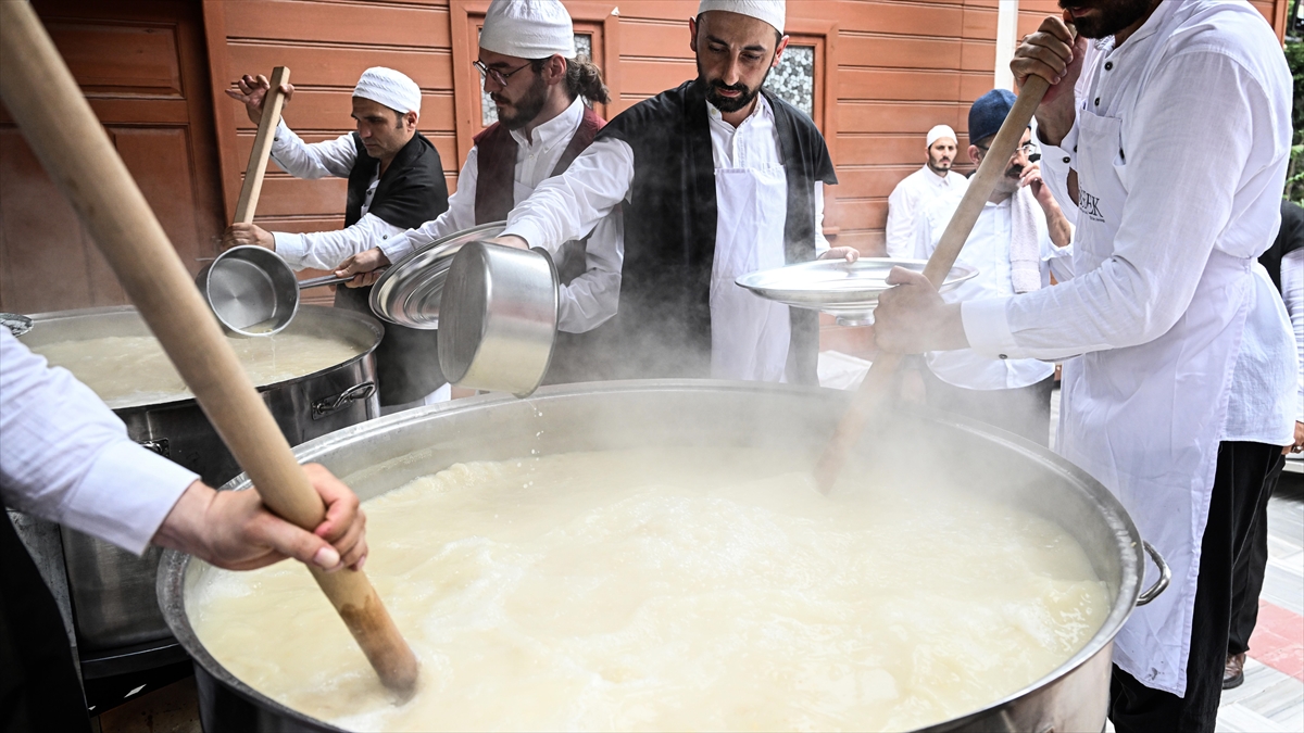 Sümbül Efendi Merkez Tekkesi'nde 5 Bin Kişilik Aşure Kaynatıldı