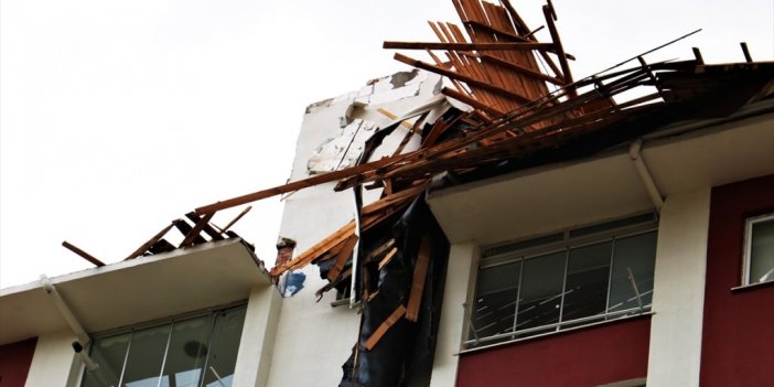 Kastamonu'da Fırtına Nedeniyle Bazı Binaların Çatısı Uçtu, 1 Otomobil Hasar Gördü