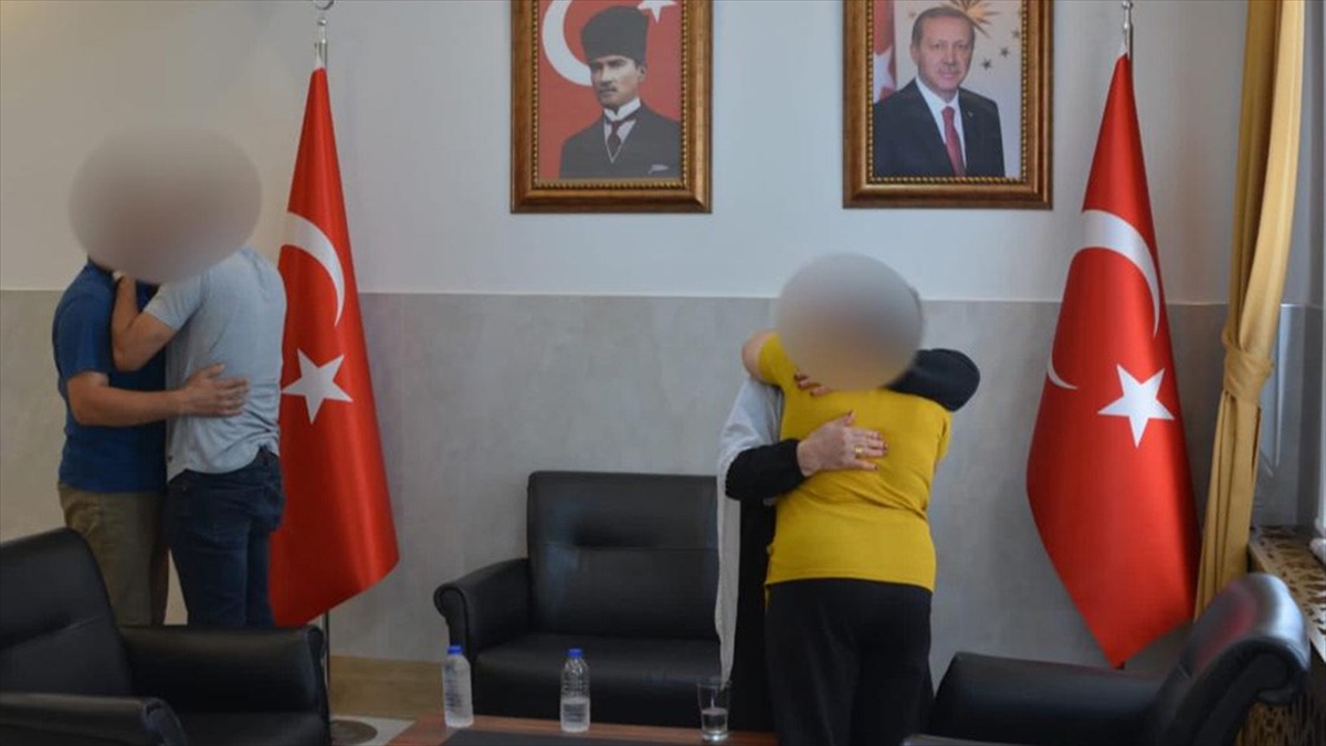 İkna Çalışması Sonucu Teslim Olan 2 Terörist Aydın'da Aileleriyle Buluşturuldu