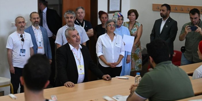 Ösym Başkanı Ersoy, Kpss Alan Bilgisi Oturumu Öncesi Sınav Binasını Ziyaret Etti
