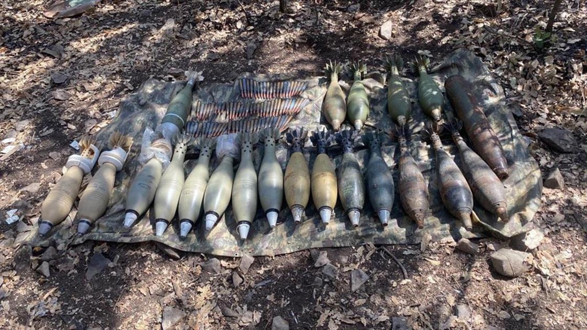 Pençe-kilit Operasyonu Bölgesinde Teröristlere Ait Çok Sayıda Silah Ve Mühimmat Ele Geçirildi