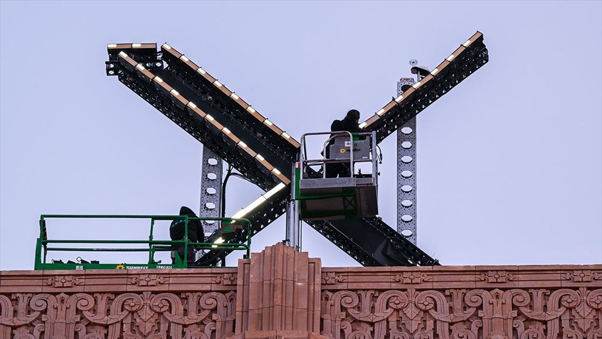 Elon Musk'ın, Twitter Binasındaki Logoyu "x" İle Değiştirmesi Tartışma Yarattı