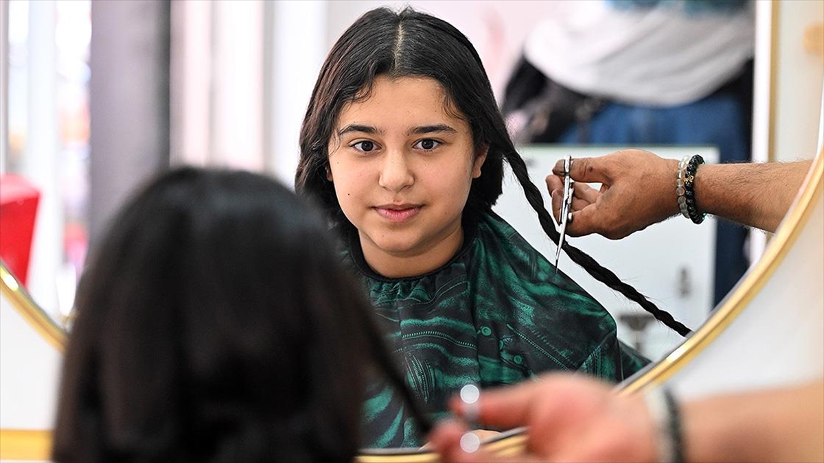 Sabırla Uzattıkları Saçları Kanser Hastalarına En Anlamlı Hediye Oldu