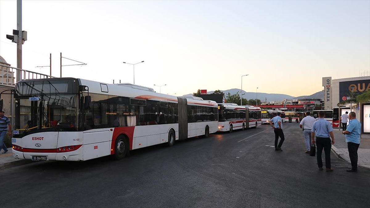 İzmir'de Metro Ve Tramvay Çalışanları Greve Gitti