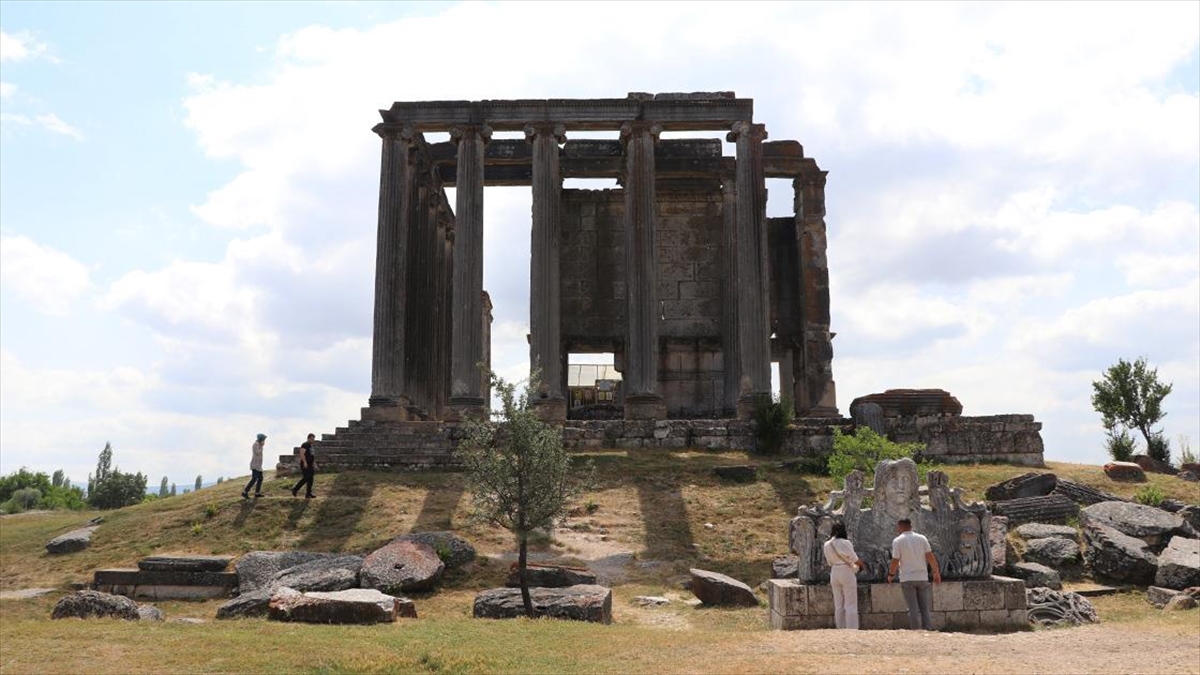 Aizanoi'deki Agora Kazısı Antik Kentin Ticaret Hayatına Işık Tutacak