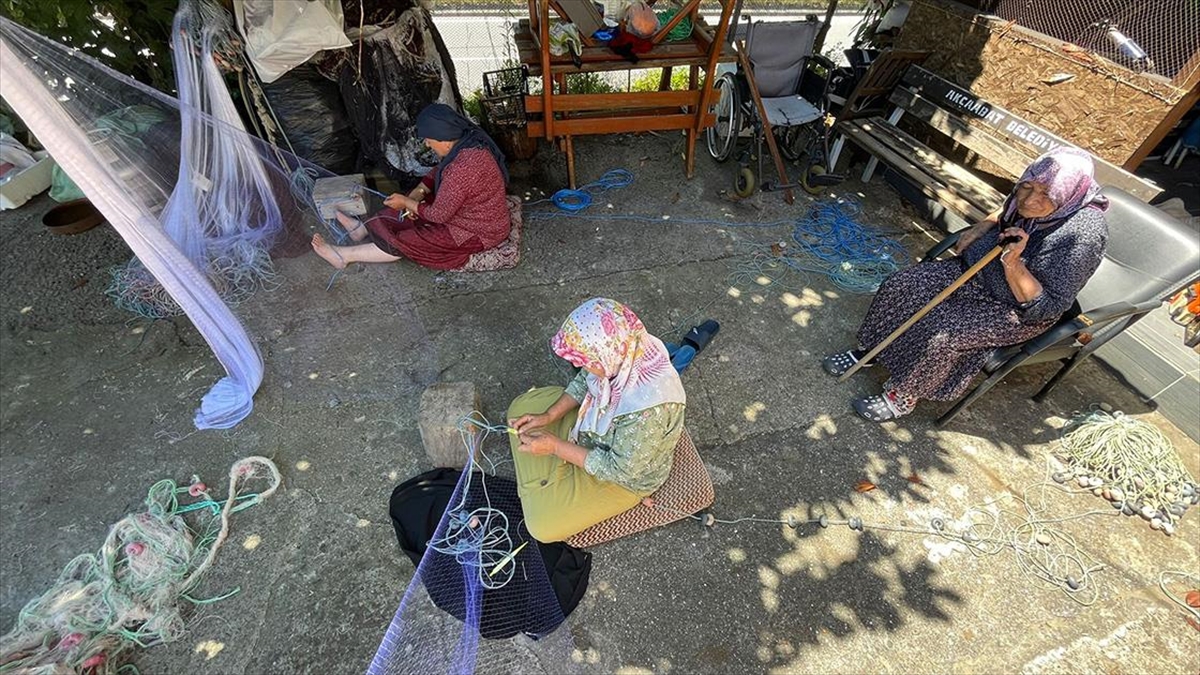 Felçli Eşlerinin İşine El Atan Eltiler, İlmek İlmek Ağ Örüyor